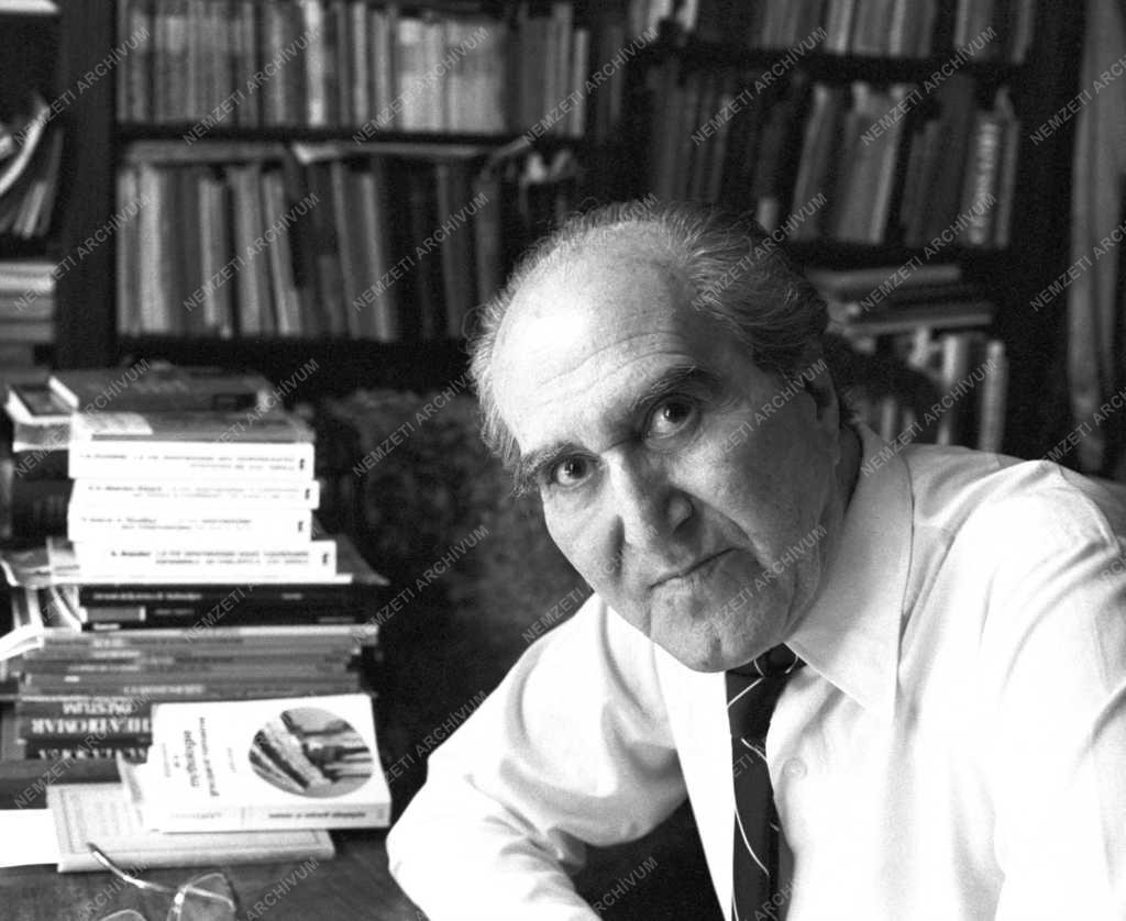 Személy - Szentkuthy Miklós 75 éves