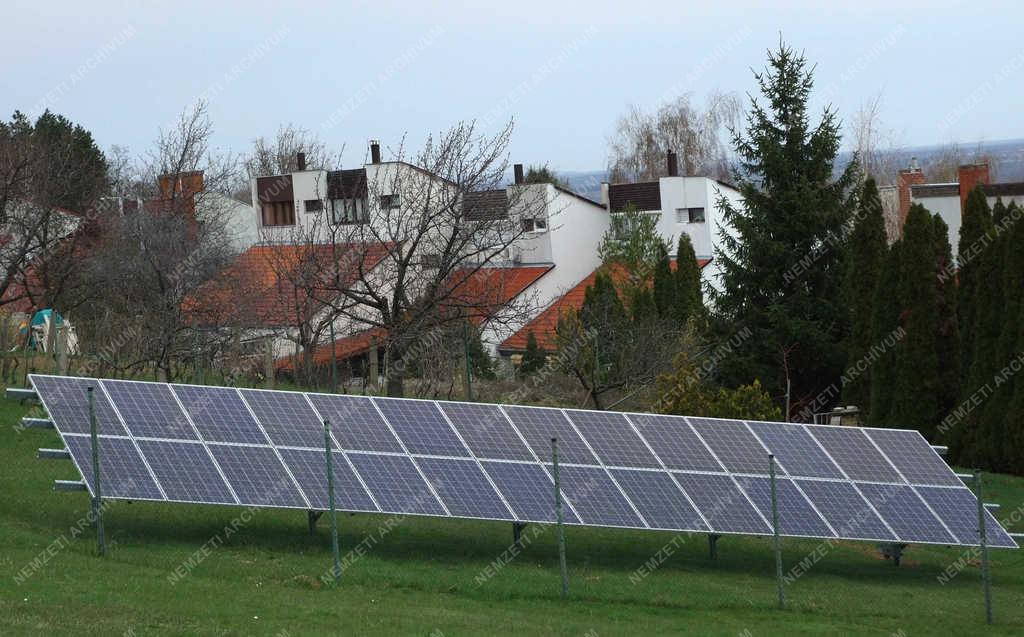 Megújuló energia - Szekszárd - Napelemsor lakóházak mellett