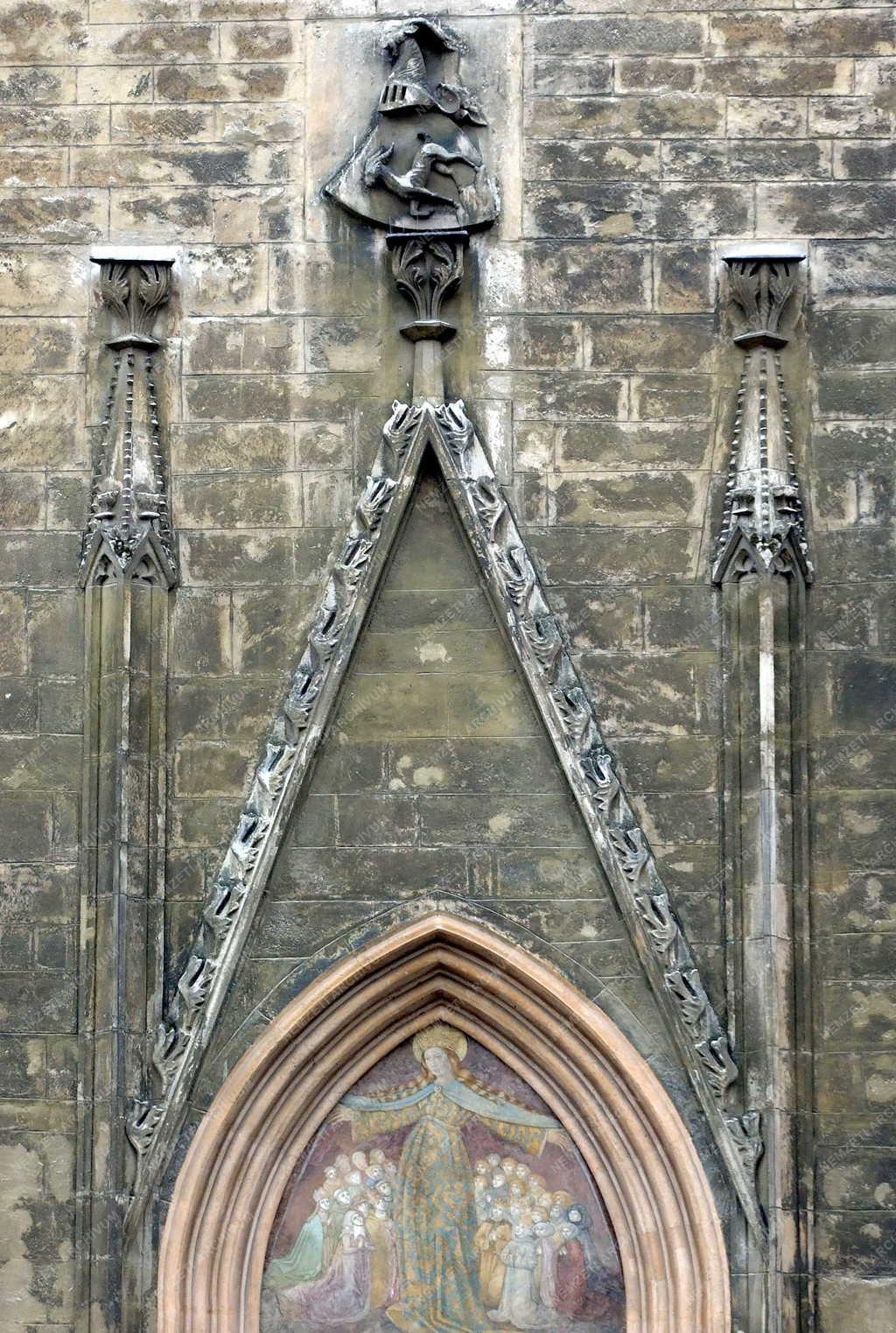 Egyházi épület - Sopron - A Kecske-templom homlokzati dísze