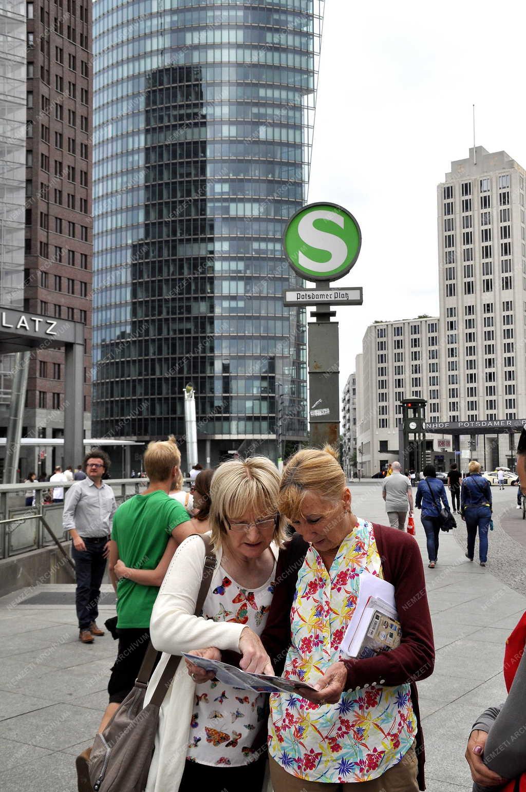 Idegenforgalom - Berlin - Turisták a Potsdamer Platz-on