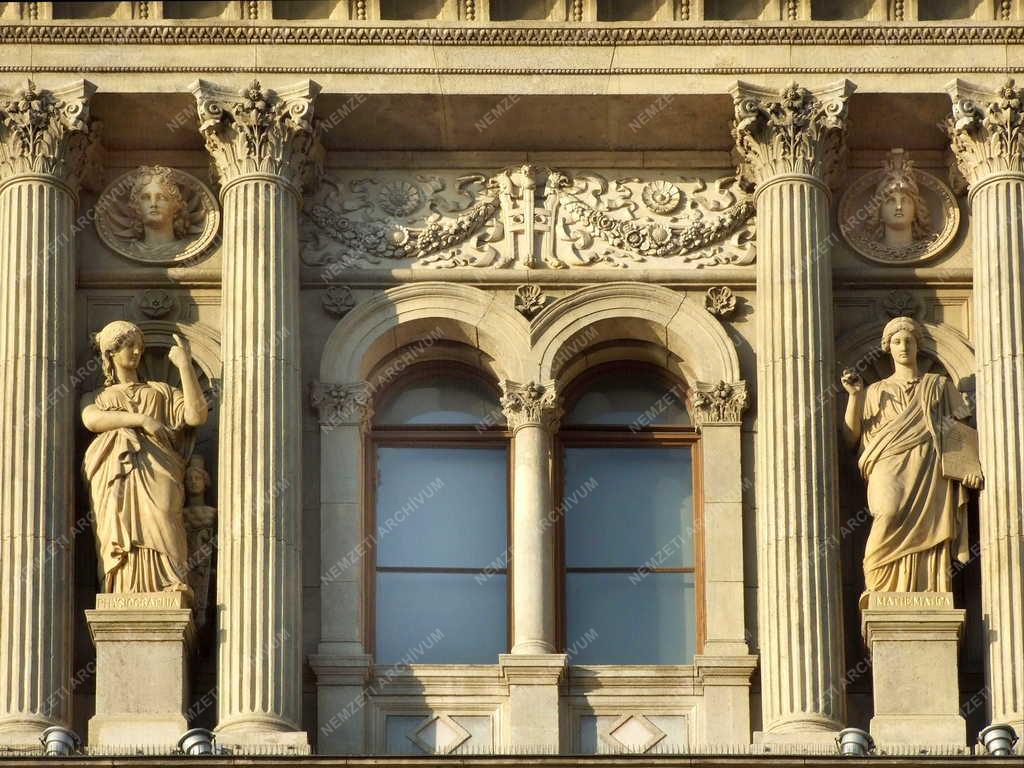 Táj, város - Budapest - Az MTA-székház díszei