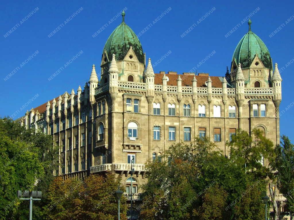 Budapest - Városkép - Egykori bérpalota a Szabadság téren