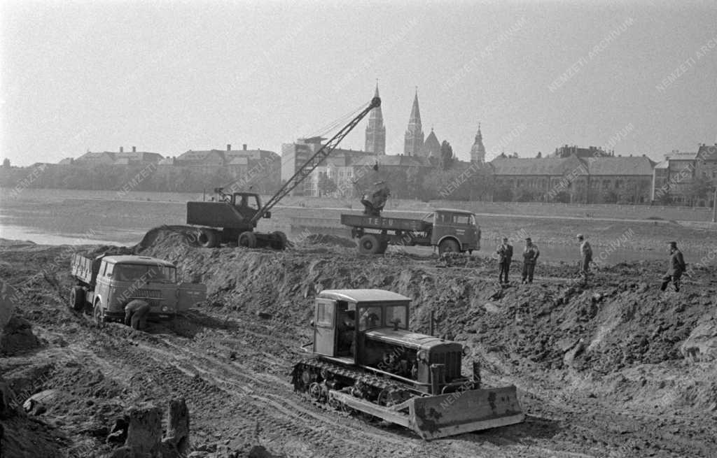 Településfejlesztés - Rendezik az újszegedi Tisza-partot