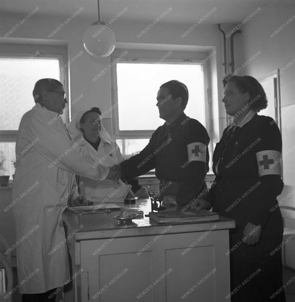 Egészségügy - Vöröskereszt - Elsősegély