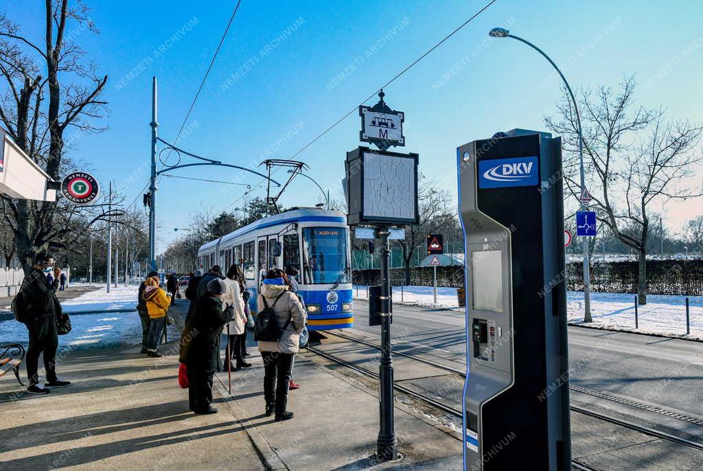 Közlekedés - Okosmegállók segítik a tömegközlekedőket Debrecenben