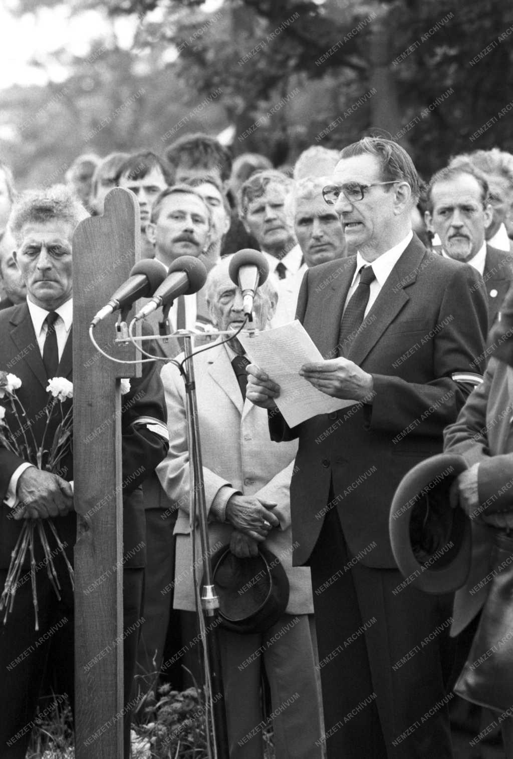 Belpolitika - Nagy Imre és mártírtársai újratemetése