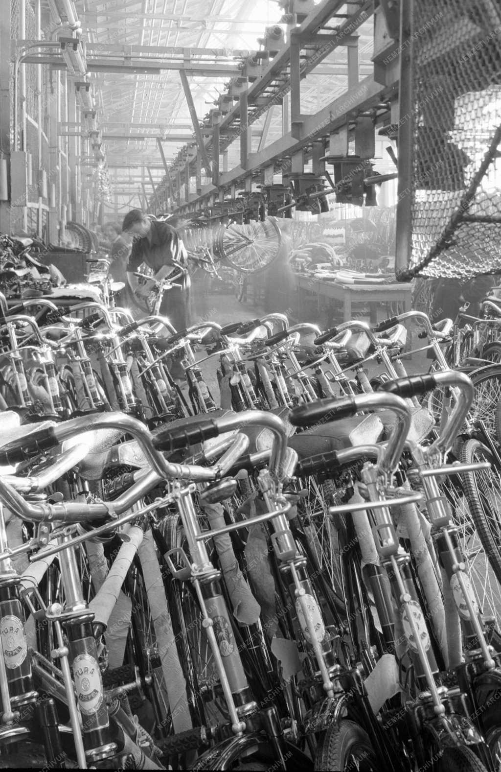 Gazdaság - Kész kerékpárok a Rákosi Mátyás Művekben 