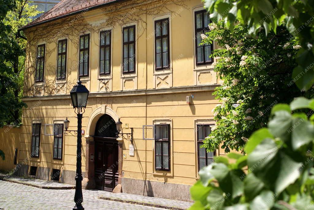 Műemlék épület - Budapest - Plébániaház Óbudán