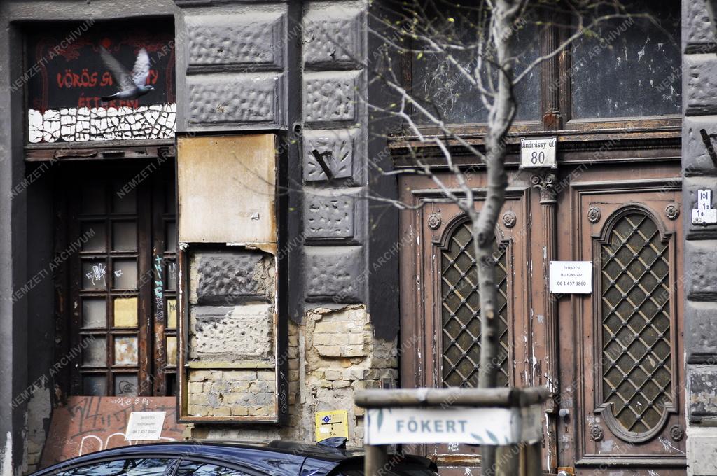 Vendéglátás - Budapest - A bezárt egykori Vörös Sárkány étterem