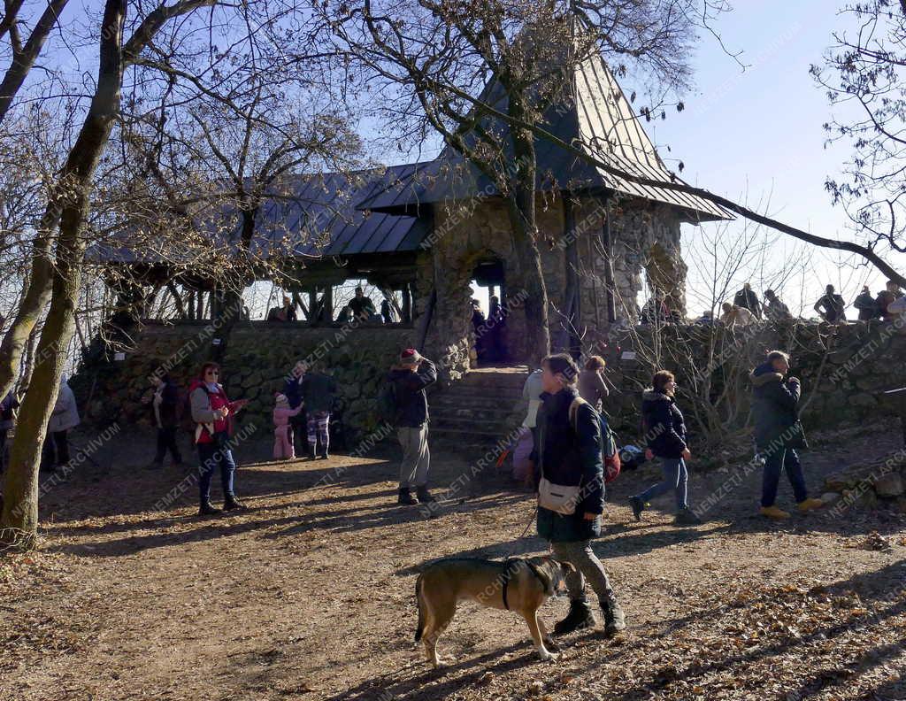 Turizmus - Budapest - Természetjárók az Árpád-kilátónál