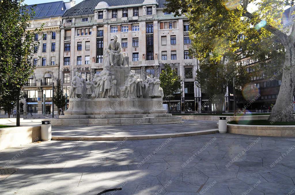 Városkép - Budapest - Megújult a Vörösmarty tér 