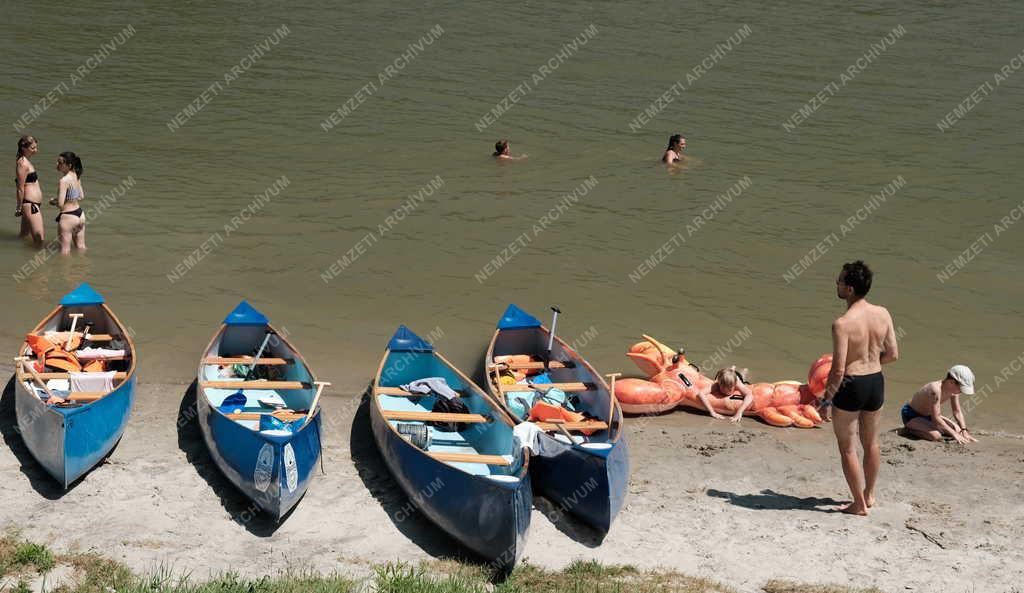 Szabadidő - Nagymarosi szabadstrand a Dunán