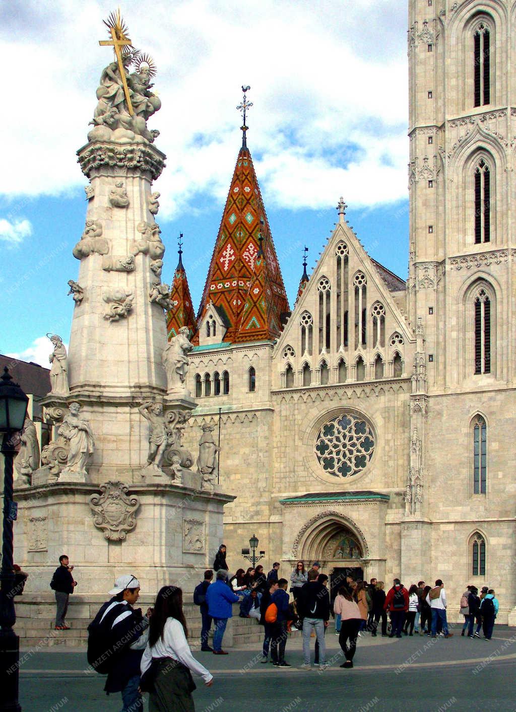 Turizmus - Budapest - Városnézők a Mátyás-templomnál