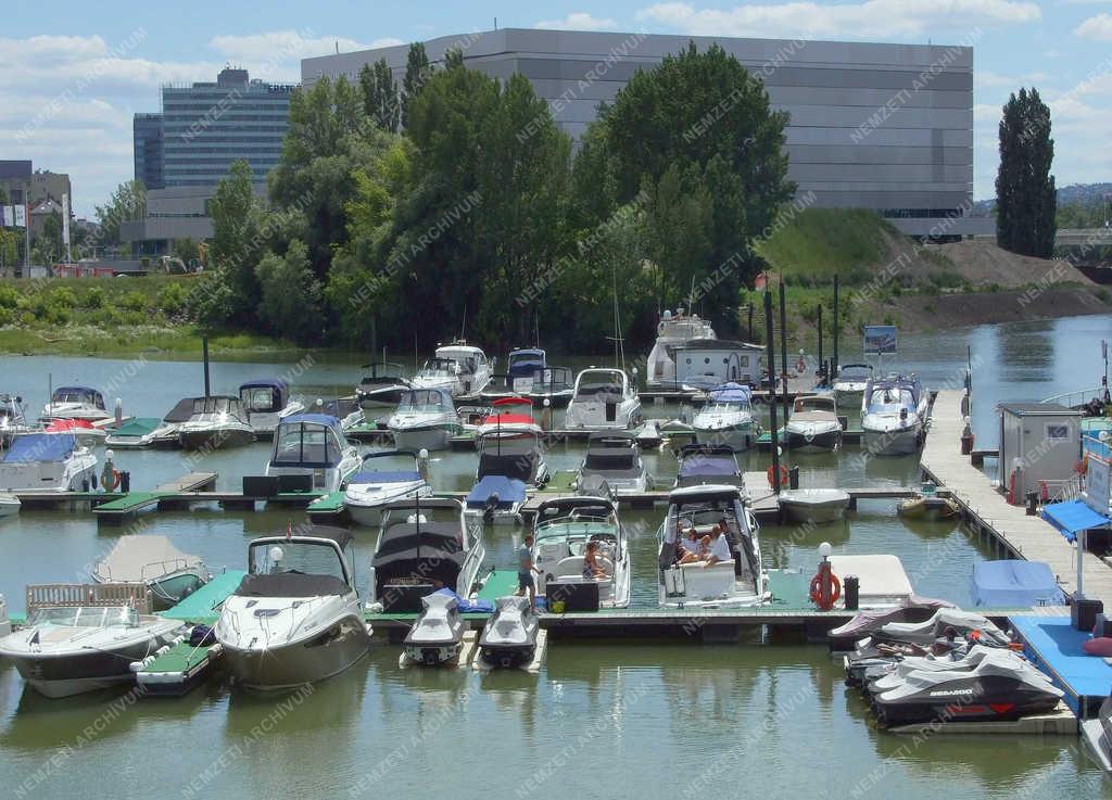 Szabadidő - Budapest - A Marina Part sporthajó kikötője