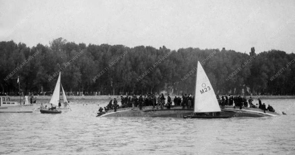 Baleset – Felborult a Pajtás gőzhajó a Balatonon