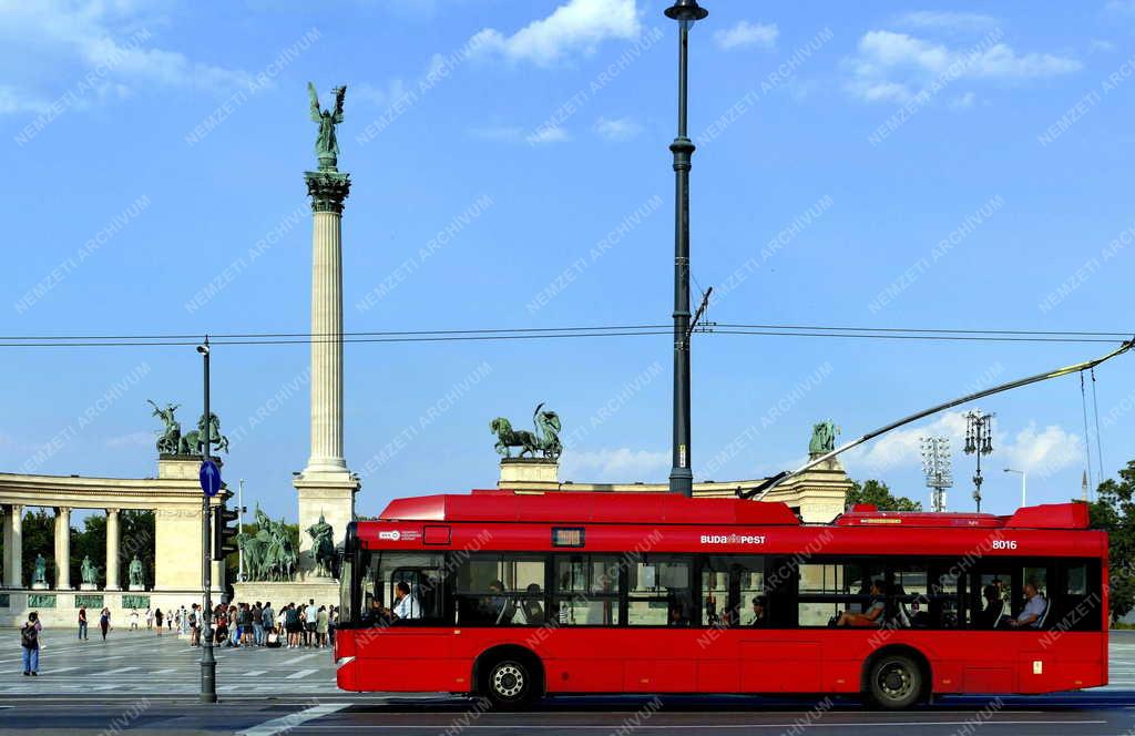 Közlekedés - Budapest - Trolibusz a Hősök terén