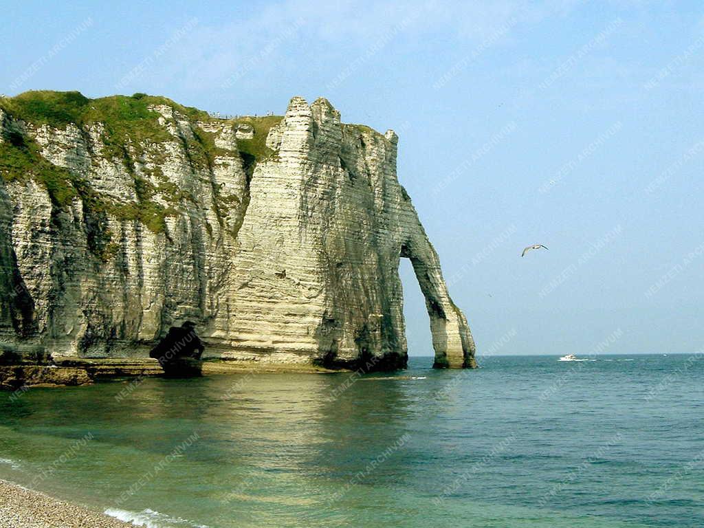 Etretat - Az óceánba nyúló festői sziklák