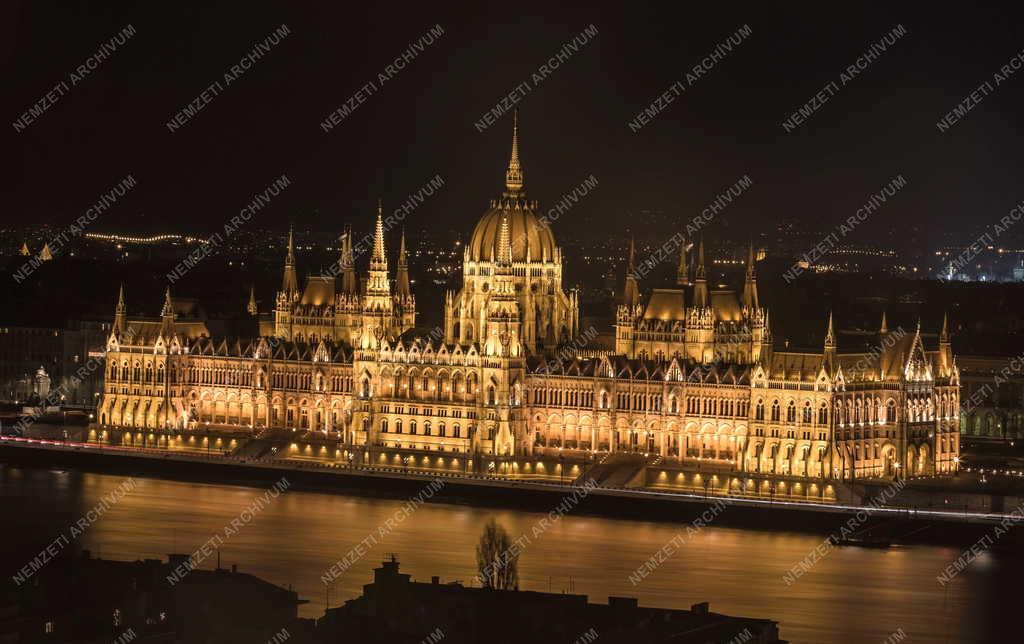 Épület - Budapest - A Parlament esti kivilágításban