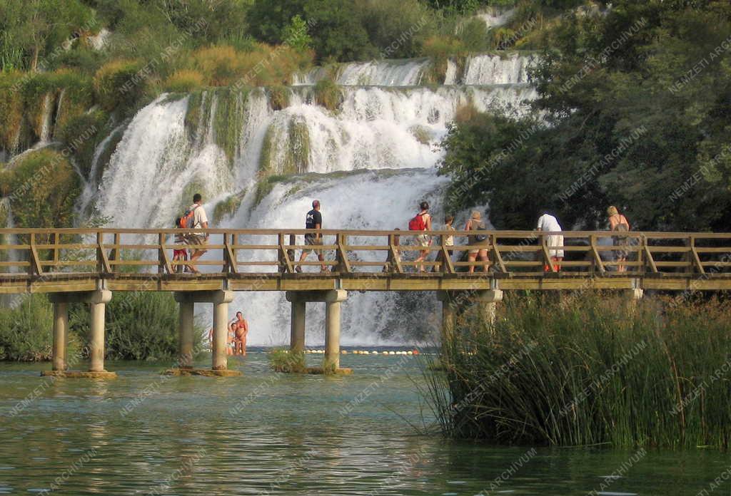 Horvátország - Turisták - A Krka Nemzeti Parkban