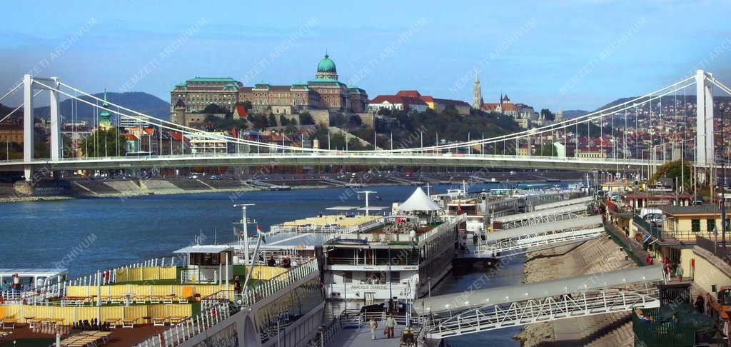 Turizmus - Külföldi hotelhajók a Dunán