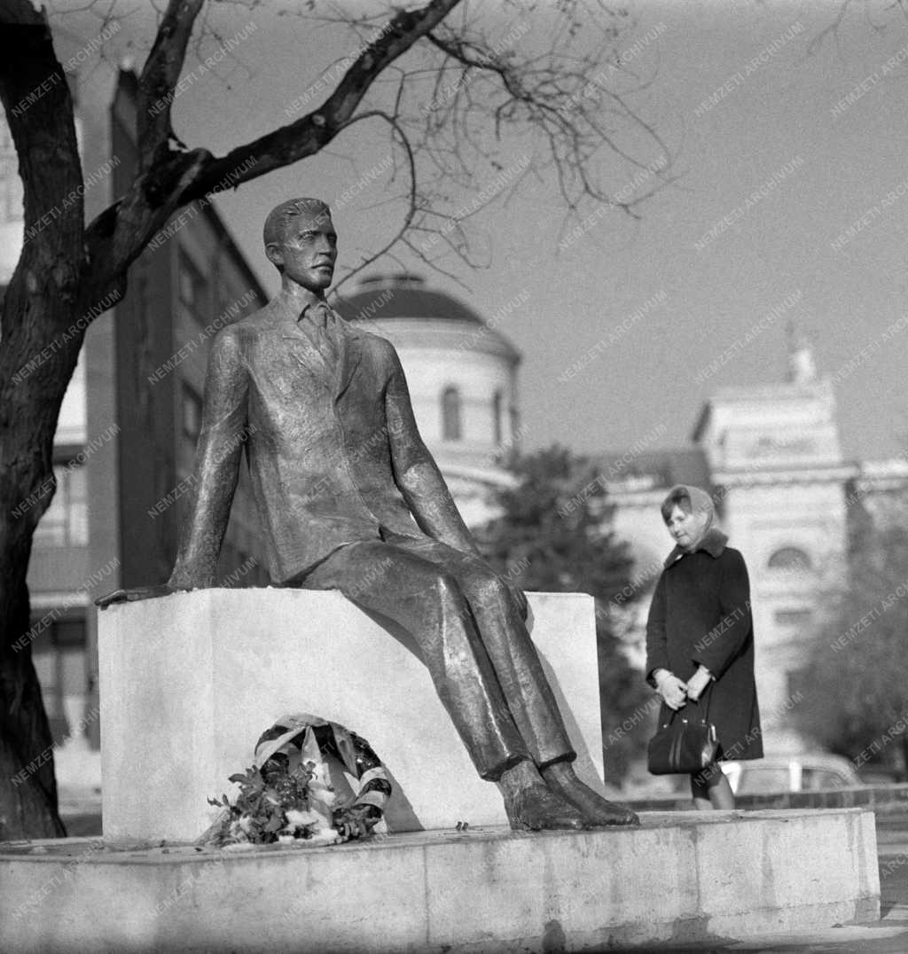 Városkép - Kultúra - Gárdonyi Géza-szobrot állítottak Egerben