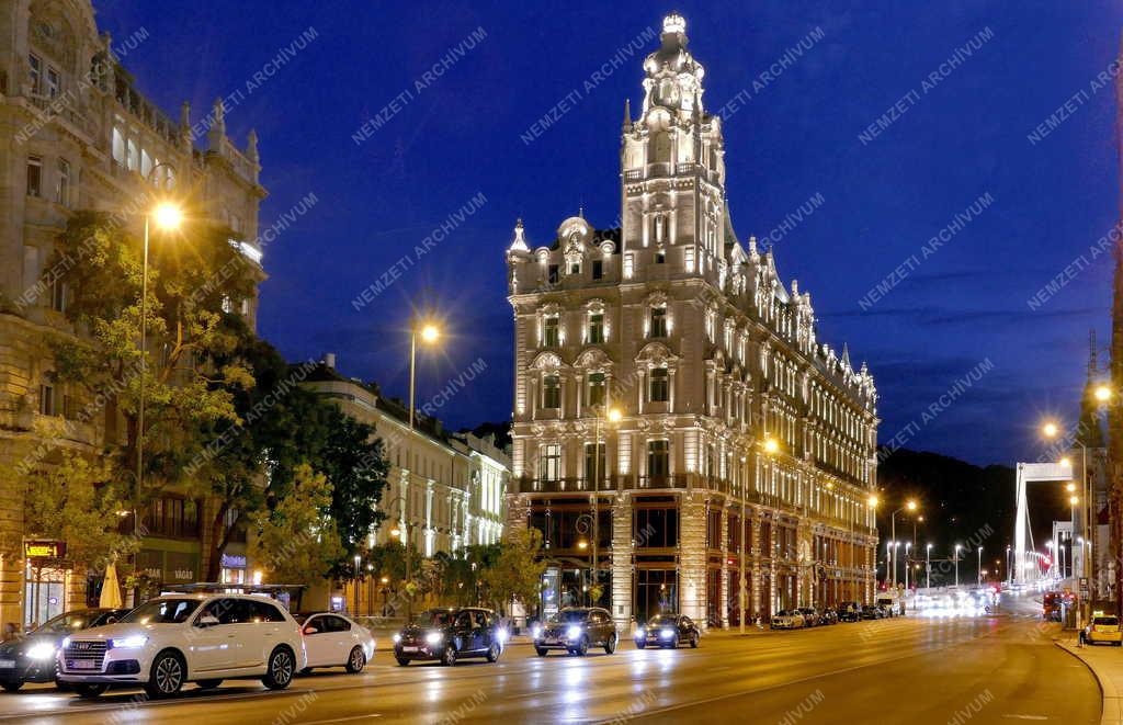 Városkép - Budapest - Matild-palota esti fényben