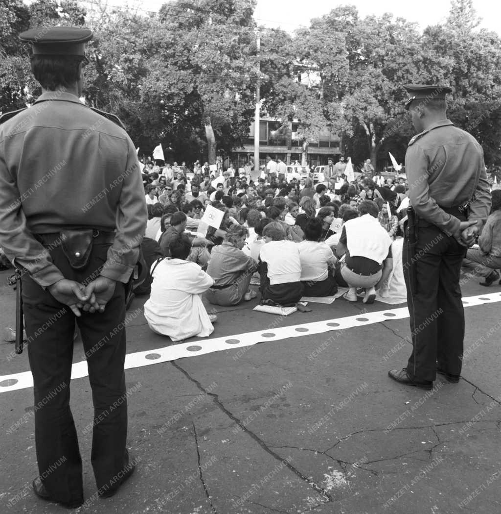 Demonstráció - SZDSZ tüntetés Csehszlovákia budapesti nagykövetségénél