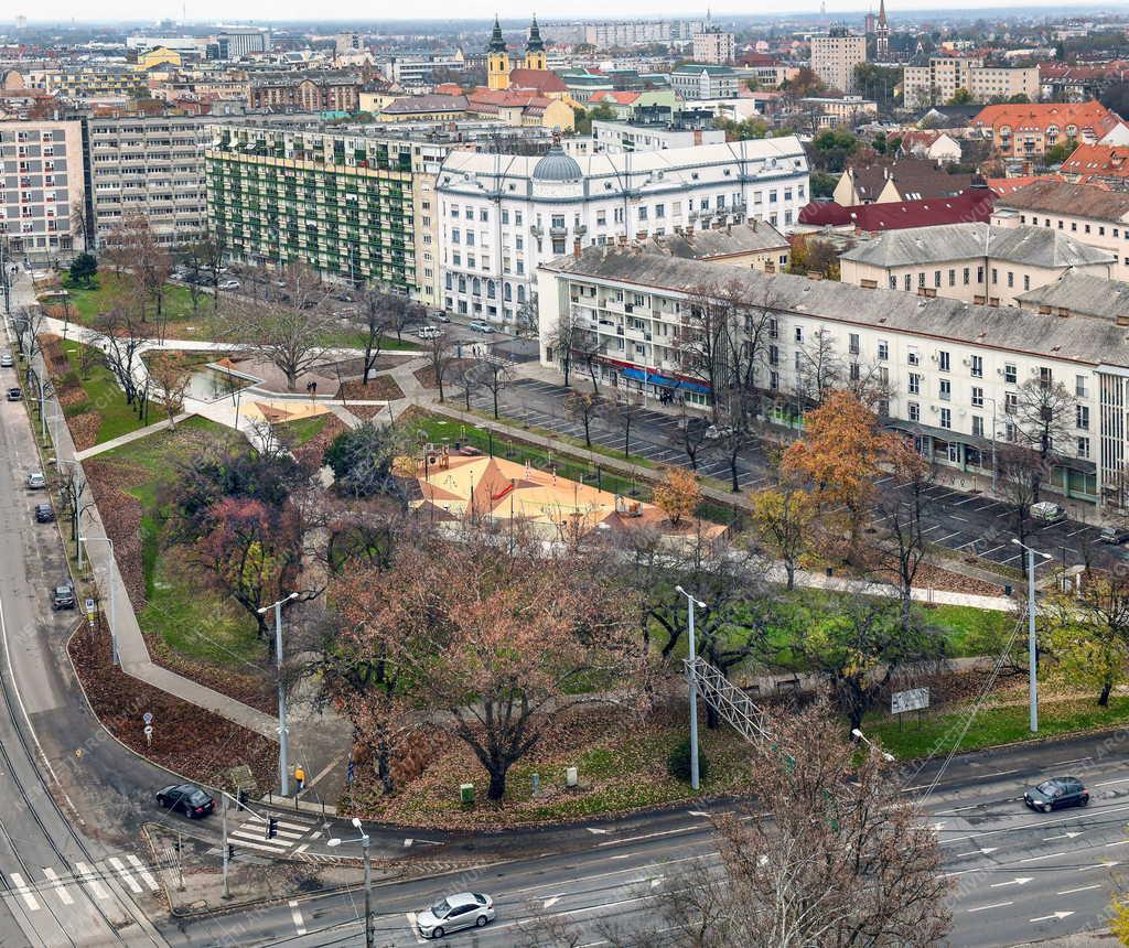 Városképek - Debrecen - Megújult a Petőfi tér