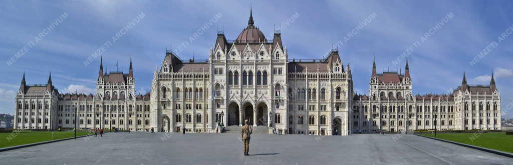 Budapest - A Parlament felújított épülete