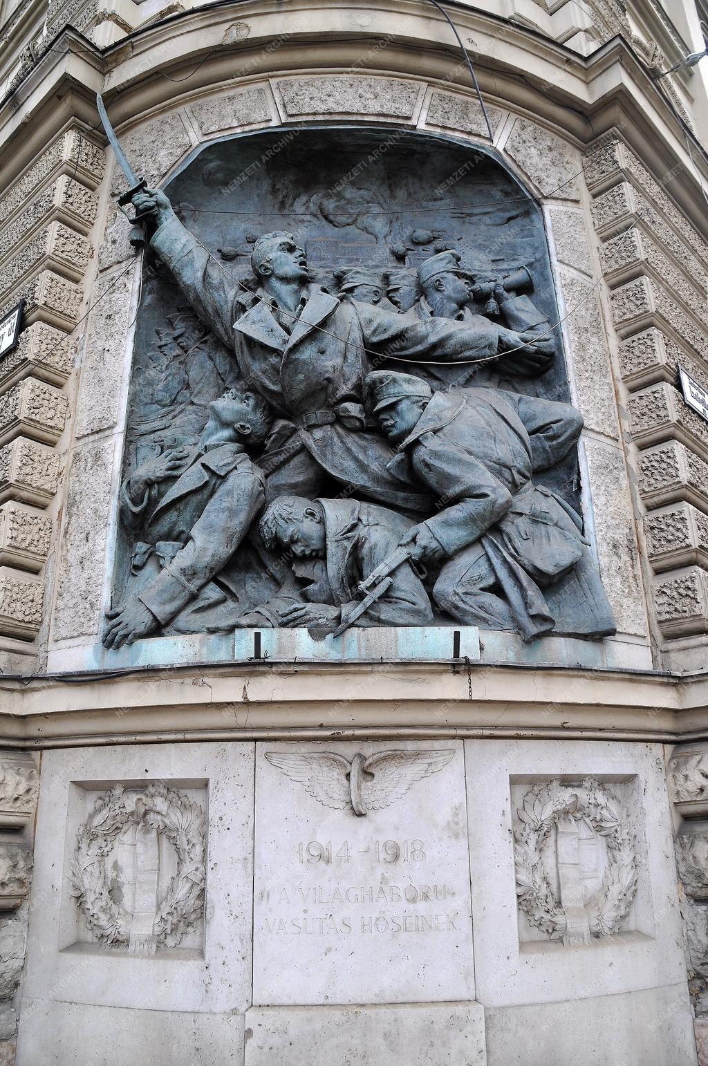 Kultúra - Budapest - Egykori MÁV-palota domborműve