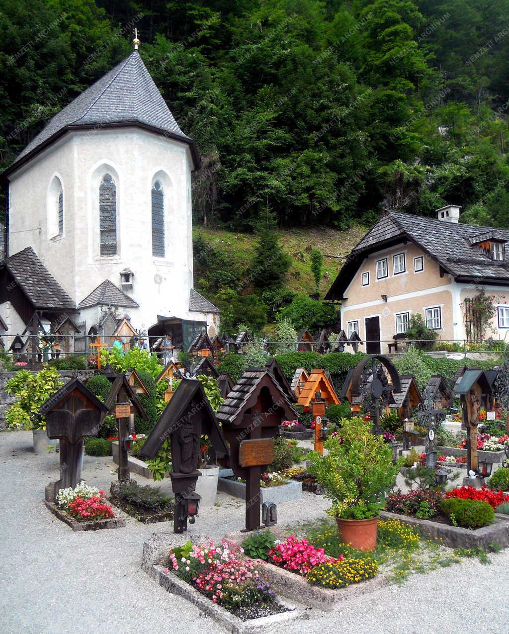 Kegyelet - Hallstatt - Temető a templom udvarában