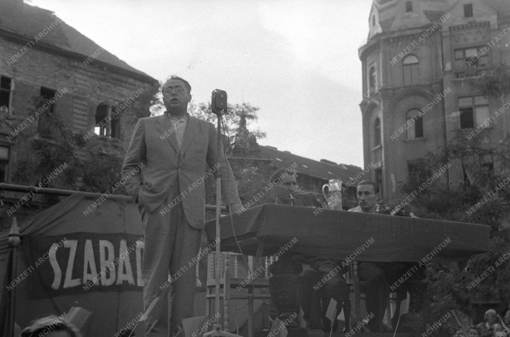 Vas Z. beszél a Klauzál téren