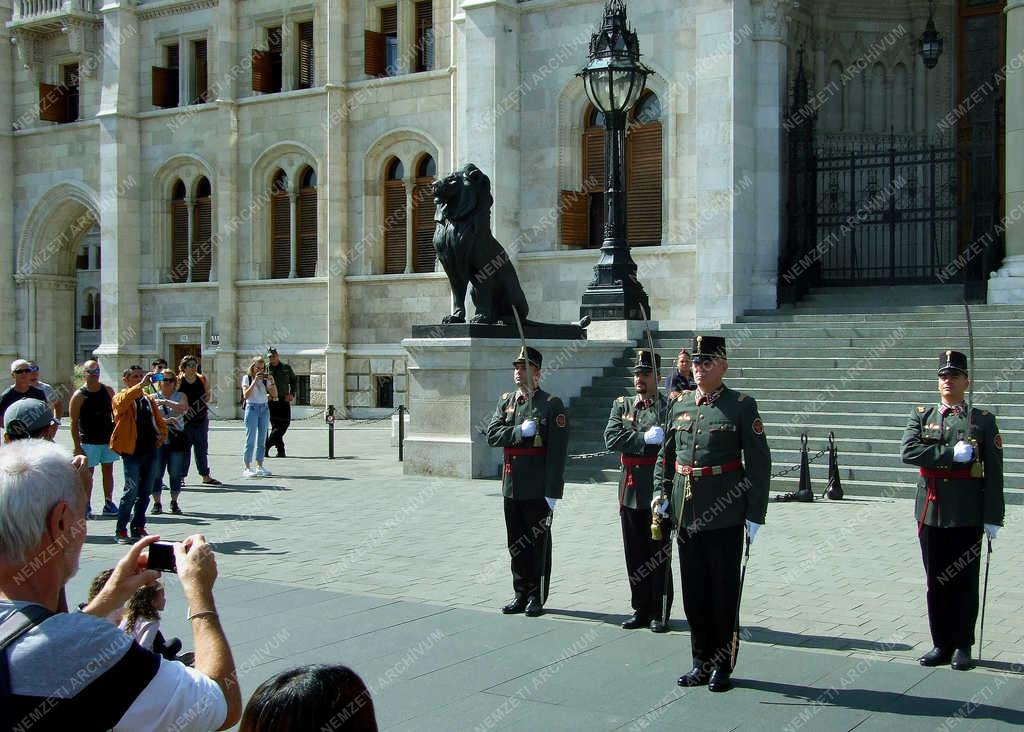 Életkép - Budapest - Az Országgyűlési Őrség díszelgése