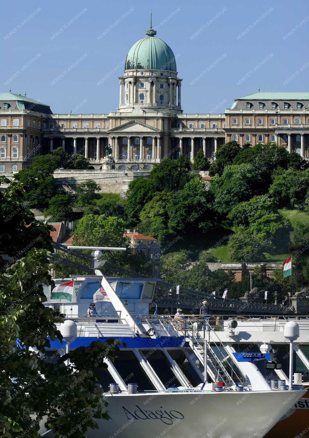 Városkép - Budapest - Külföldi hotelhajók a Dunán