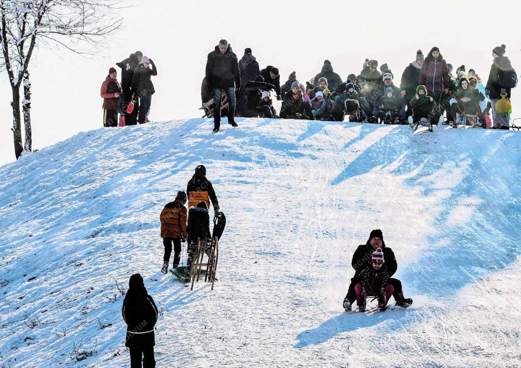 Szabadidő -  Téli szórakozás a debreceni Újkerti lakótelep szánkódombján