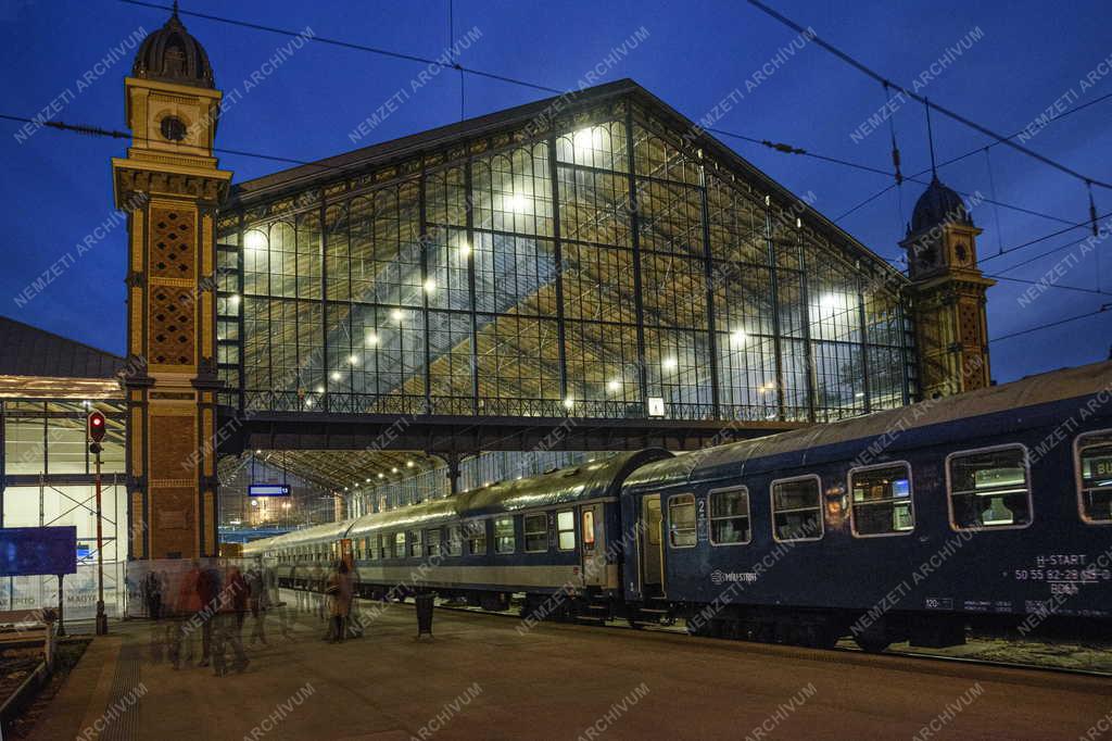 Közlekedés - Budapest - Nyugati pályaudvar esti felvételen