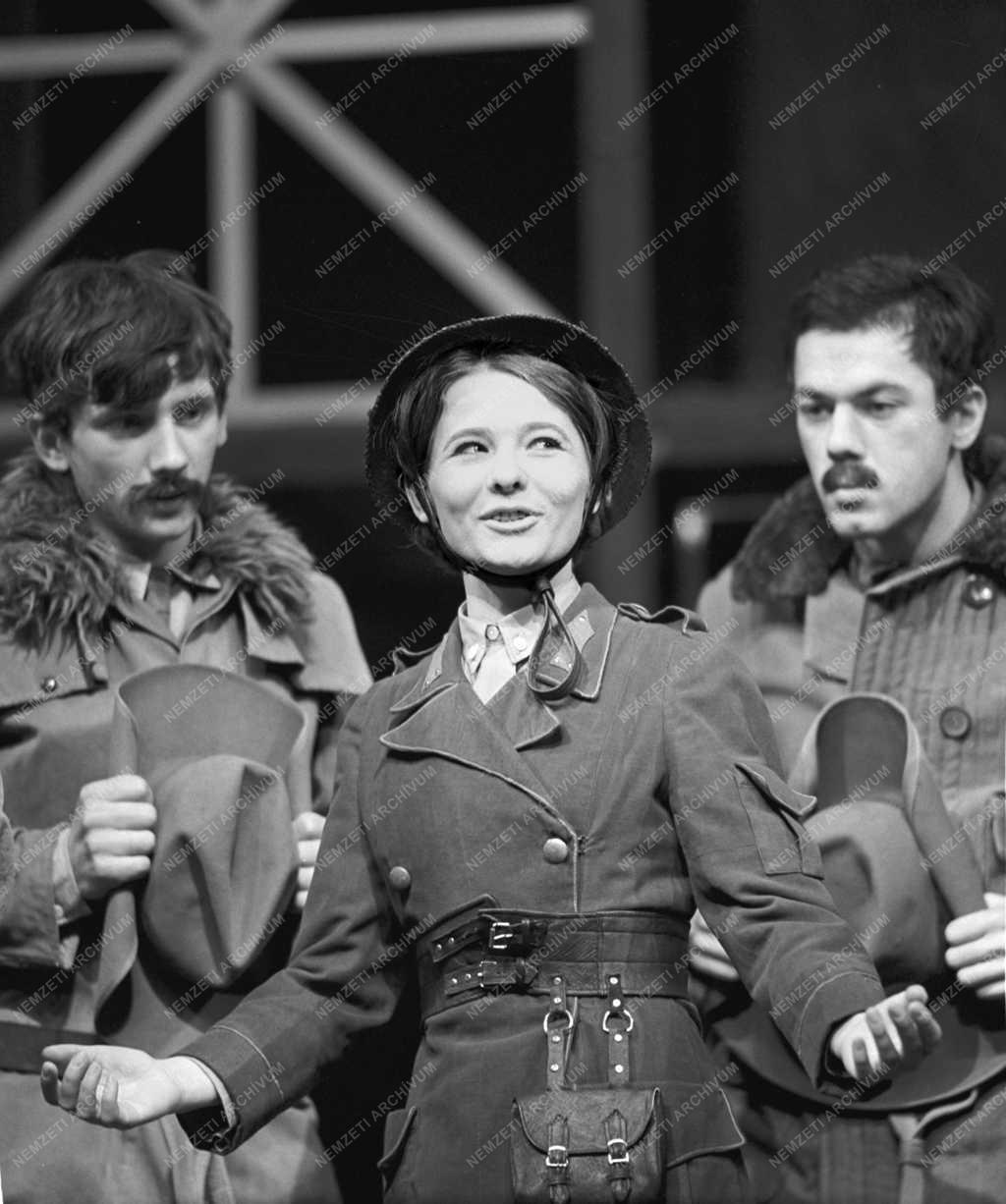 A Nemzeti Színház január 13-án bemutatja Bertolt Brecht: „A vágóhidak Szent Johannája” című legendáját. Rendező: Major Tamás. Szent Johanna: Törőcsik Mari
