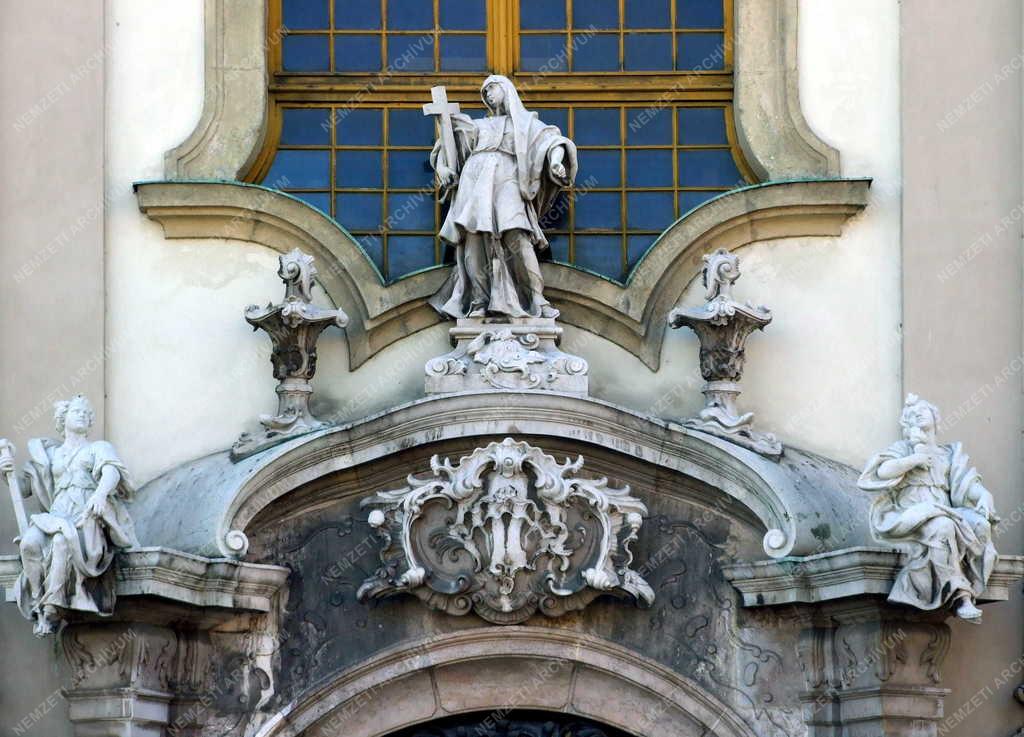 Műalkotás - A Szent Anna templom kapudísze