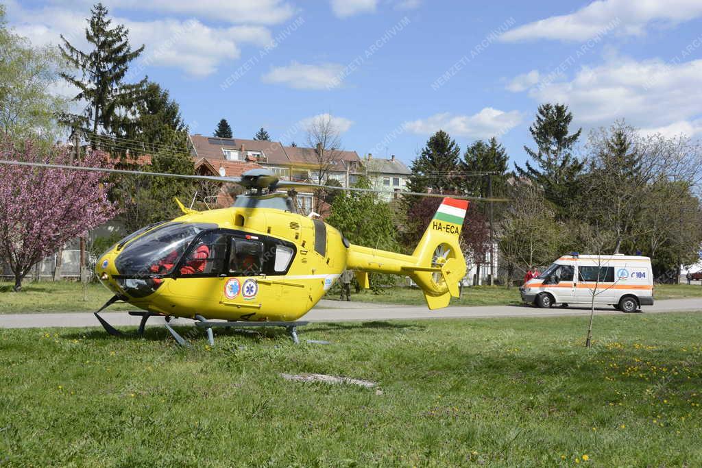 Mentőszolgálat - Vác - Betegszállítás helikopterrel