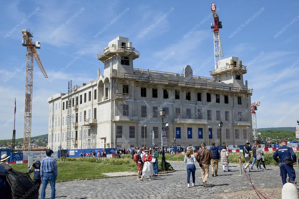 Idegenforgalom - Budapest - Turisták a Budai Várban