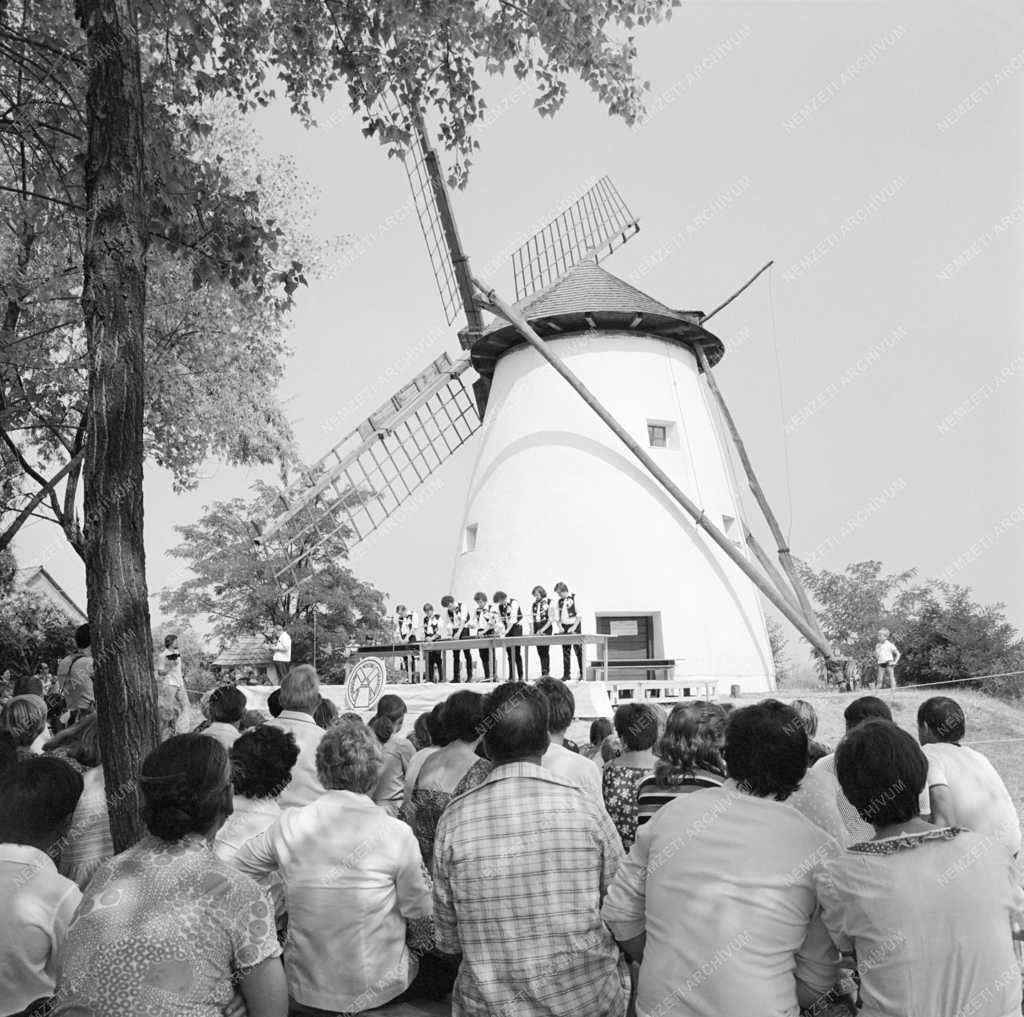 Kultúra - Népzenei találkozó a dorozsmai szélmalomnál