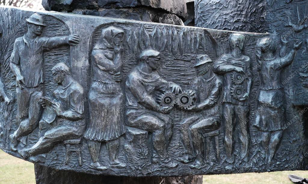 Köztéri szobor - Budapest - Kőbánya munkásainak szobra