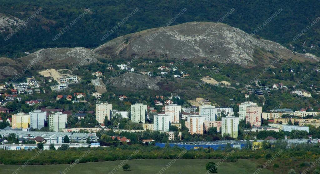 Városkép - Budaörs - Belvárosi toronyházak az Odvas-hegynél