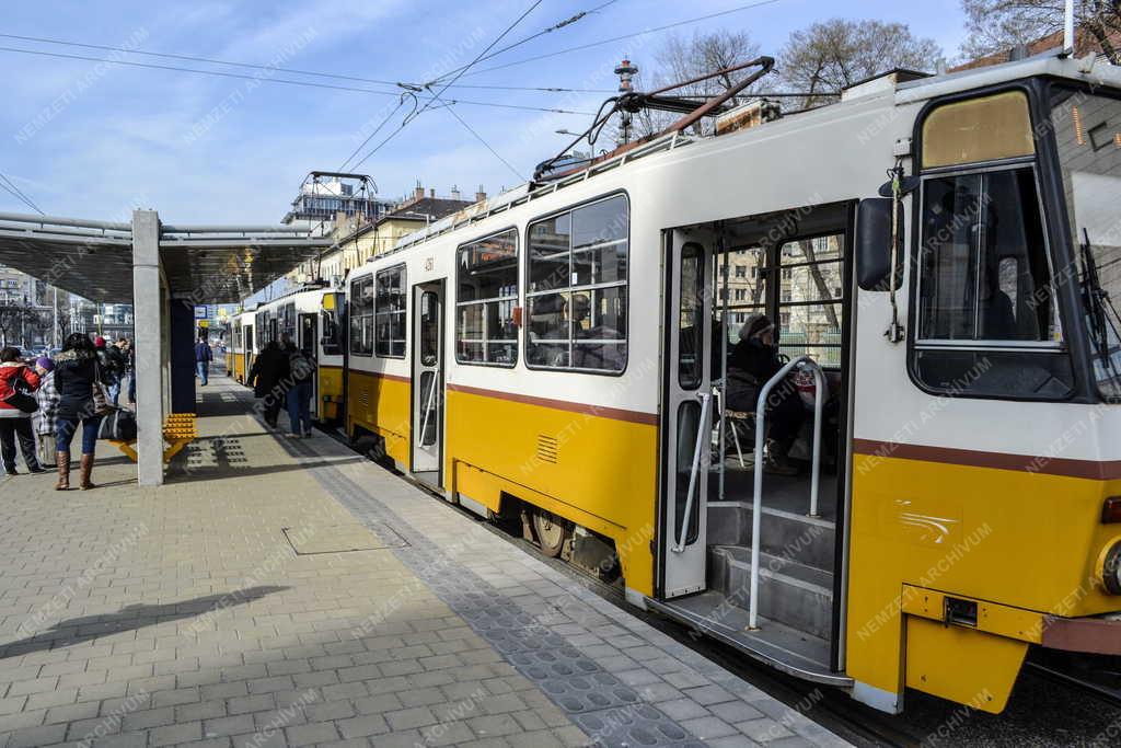 Közlekedés - Budapest - Villamosmegálló a Honvédkórház előtt