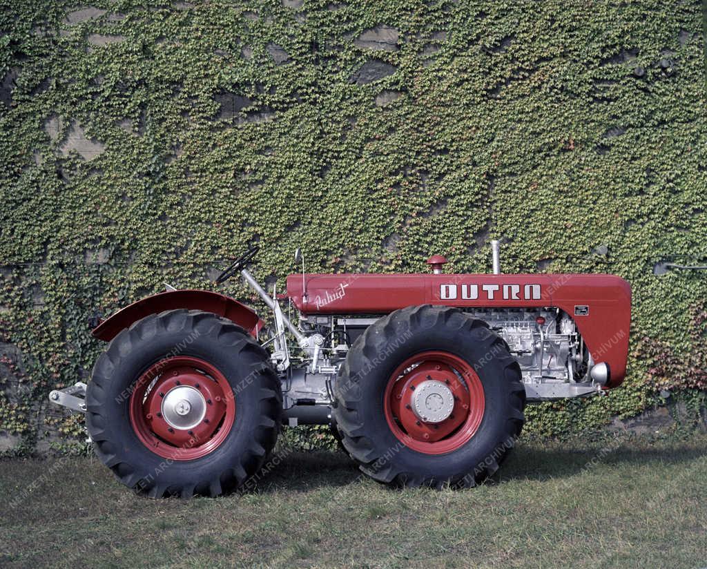 Járműipar - Dutra D4K traktor