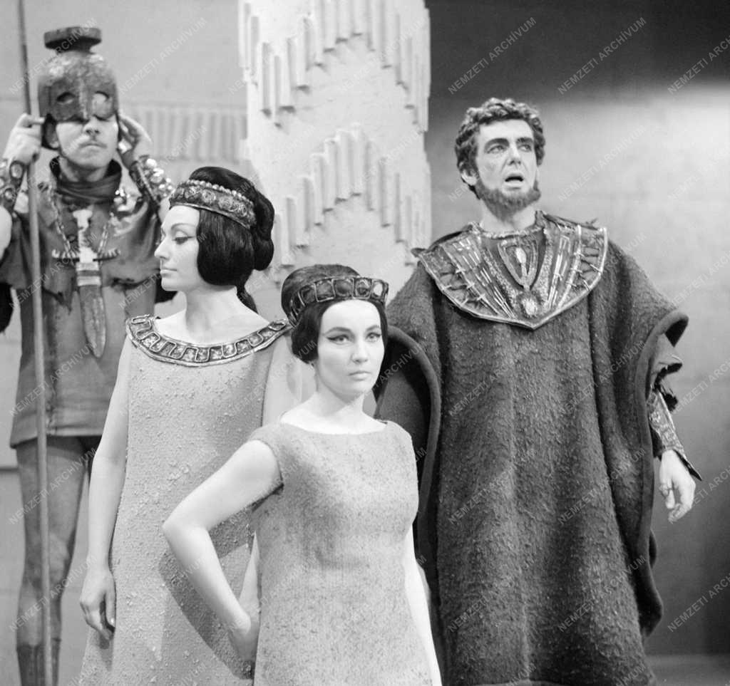 A Televízió műtermeiben telerekordingra rögzítették Sophokles: „Antigone” c. drámáját Vámos László rendezésében Szabó Gyula; Gábor Miklós; Kohut Magda
