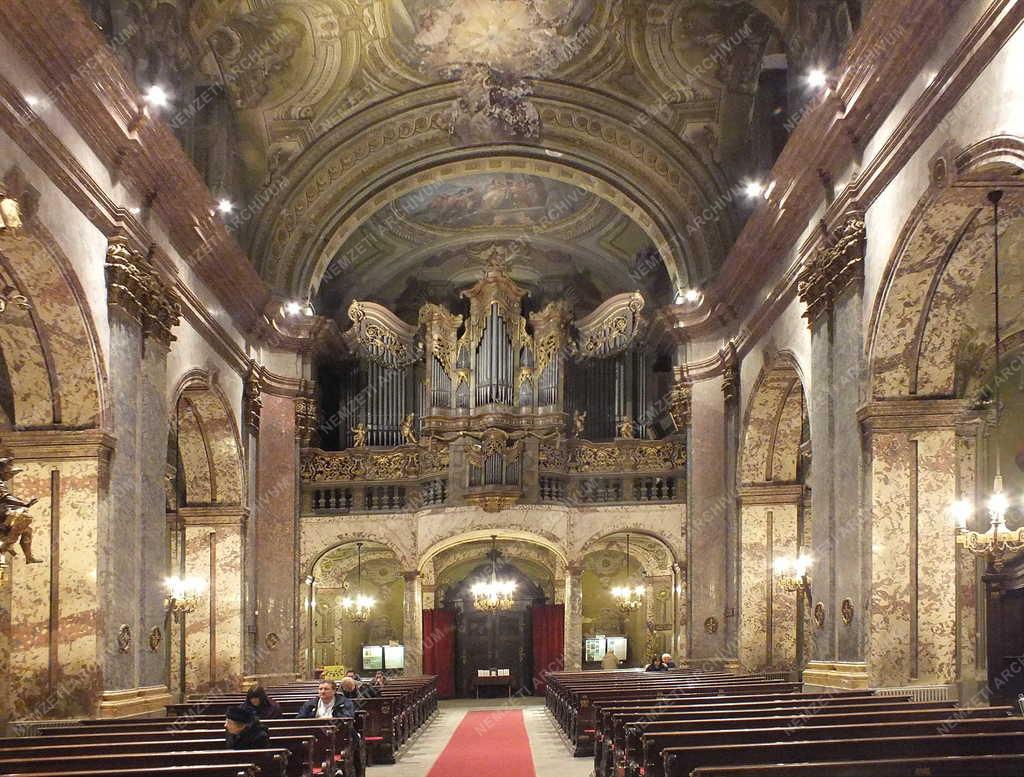 Egyházi épület - Budapest - Egyetem téri katolikus templom 