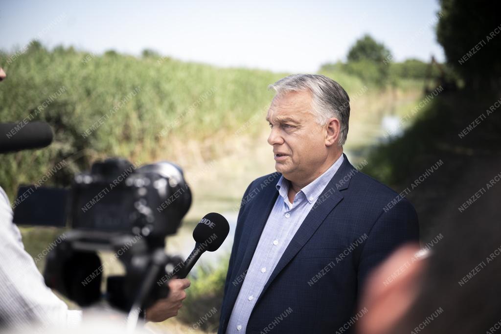 Orbán Viktor aszályvédelmi szemlét tartott Dunapatajon