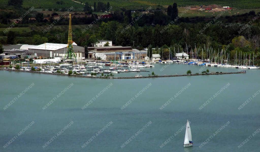 Tájkép - Balatonfüred - Vitorlás az egykori hajógyárnál