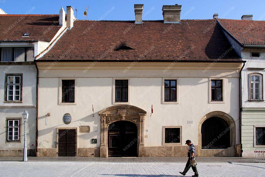 Épület - Budapest - Műemlék lakóépület a Budai Várban